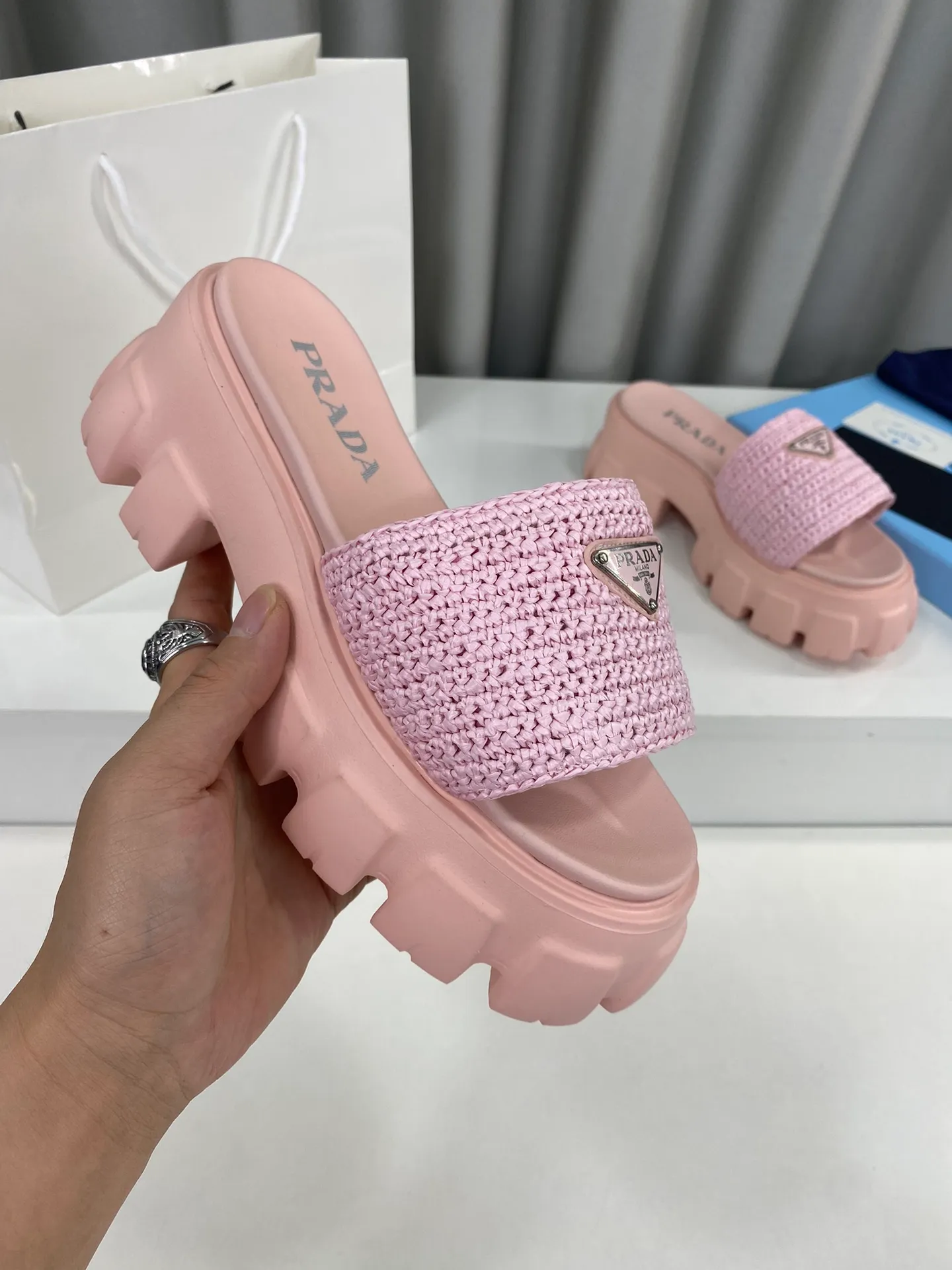 💕💕Factory direct selling price p460💕💕 Prada's latest tooth-woven thick-soled triangle buckle slippers☑️ Latest environmentally friendly PP material, fully handmade crochet, just like knitting sweaters, slow work and meticulous work, retro fashionable thick-soled shoes, with rubber uppers, making the whole pair of shoes light and comfortable. Bright colors, a variety of choices to meet the needs of fashionable people with different styles! The iconic metal triangle logo is paired with the shape of ancient beach slippers. Every design element is fashionable! Size: Women's 35-39 (34, 40, custom-made, non-returnable) Full set of counter original packaging
